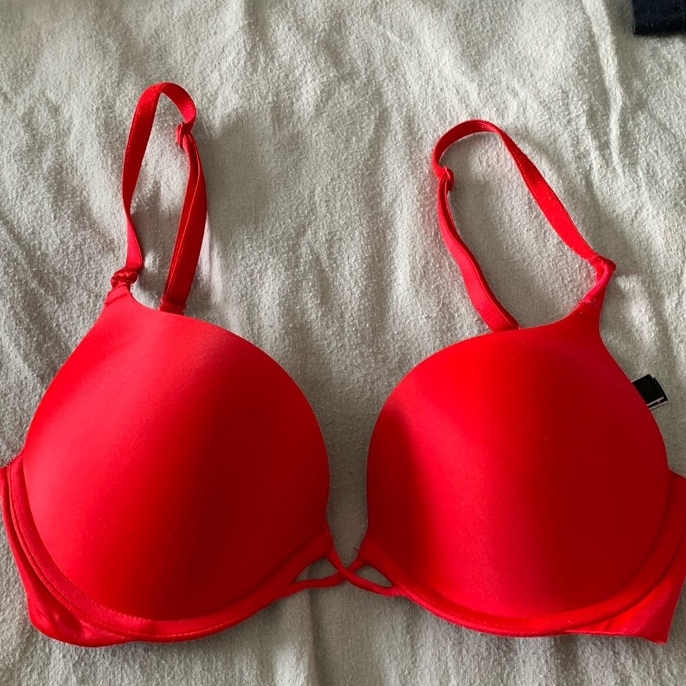 32c Victoria’s secret bombshell plunge